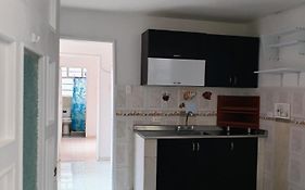 Casa portón negro